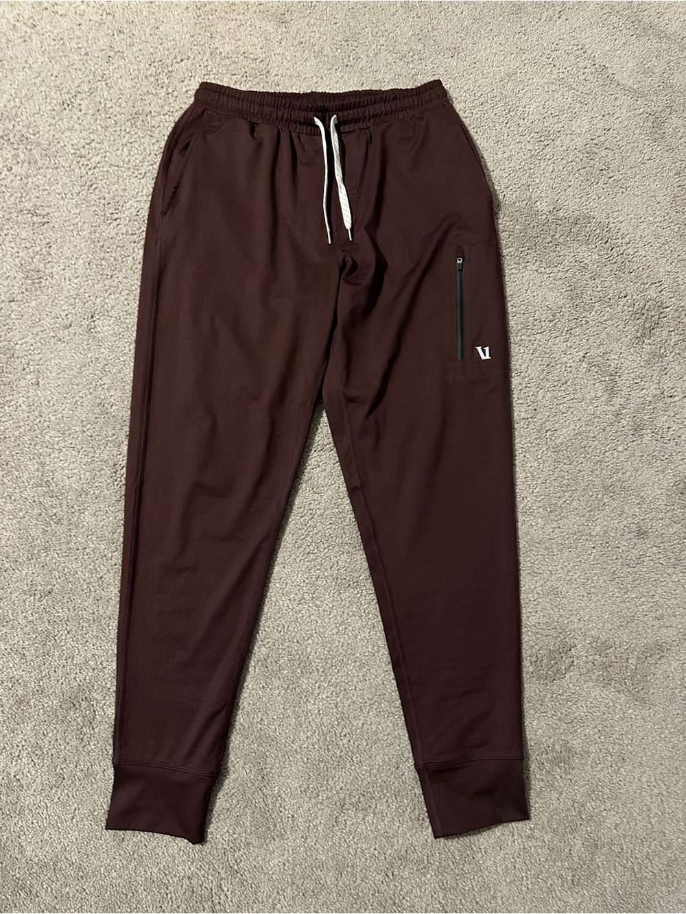 Vuori Sunday Performance Jogger Mens Size S Zipper Pockets Stretch Oxblood